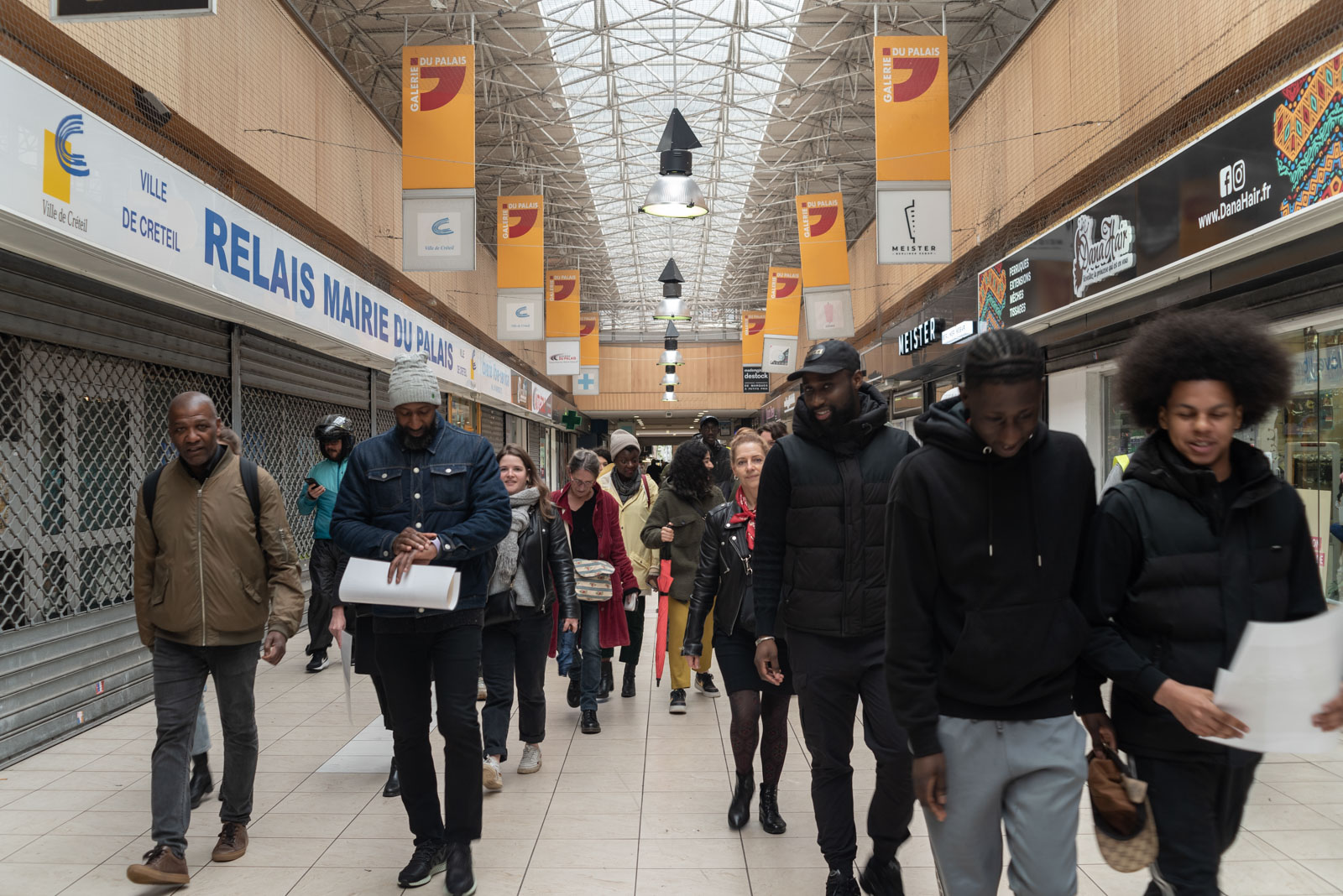 A group of visitors follows the guides in the corridor of the Palais galleries in Creteil in 2023.
Un groupe de visiteurs suit les guides dans le couloir des galeries du Palais a Creteil en 2023.