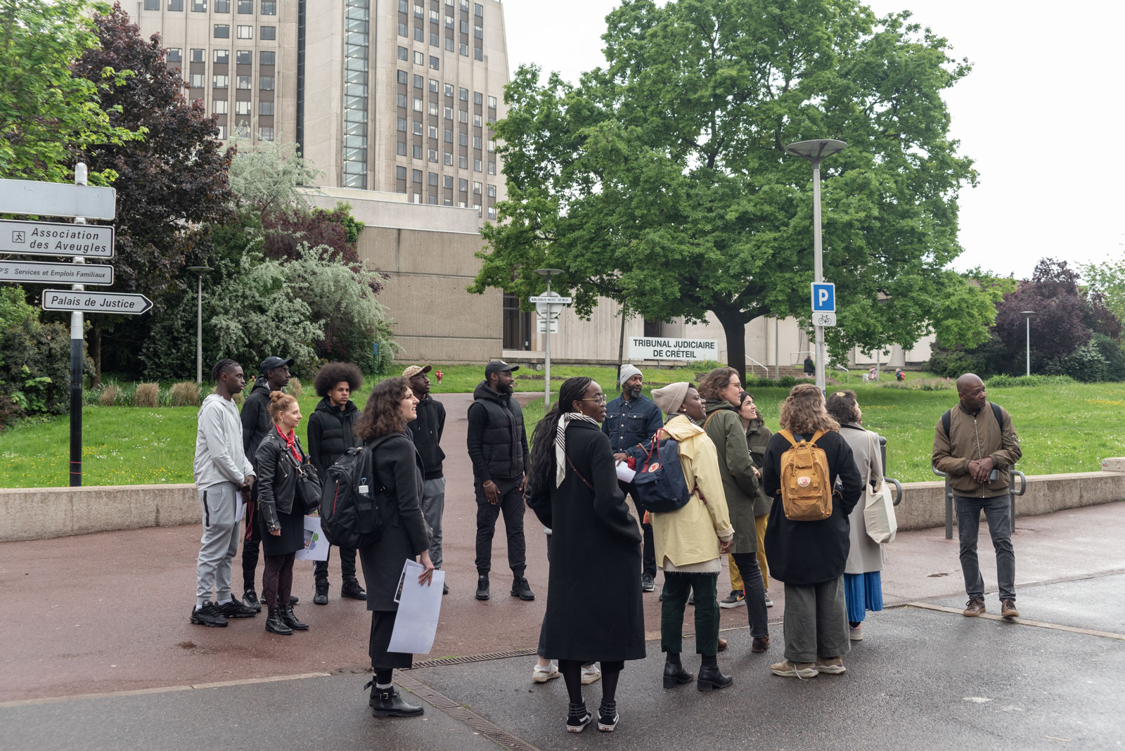 The group of guides and visitors in front the Tribunal Judiciaire in the district of the Palais a Creteil in 2023.Le groupe de guides et de visiteurs devant le Tribunal Judiciaire dans le quartier du Palais a Creteil en 2023.